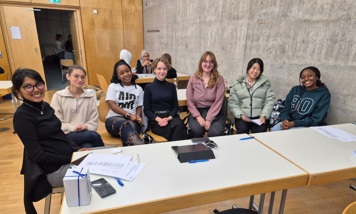 Studentinnen im study IN sitzen an einem Tisch