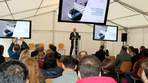 THI-Präsident Professor Walter Schober bei der Eröffnung des neuen Zentrums für Fahrzeugforensik – ein weiterer Schritt, um Innovation voranzutreiben (Foto: THI).