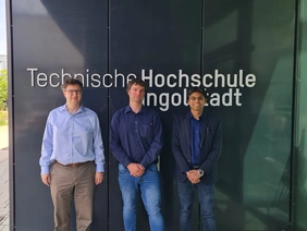 Die Weichen sind gestellt: Professor Hans-Georg Schweiger, Dr. Thomas Hafner und Dr. Yash Kotak (v.l.n.r.) planen eine Kooperation zwischen der THI und Saubermacher (Foto: THI).
