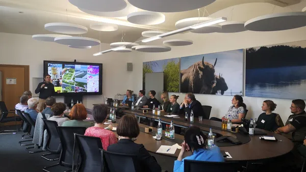 Local impacts of climate change: Professor Tobias Liepert discusses water issues in the region (Photo: THI).